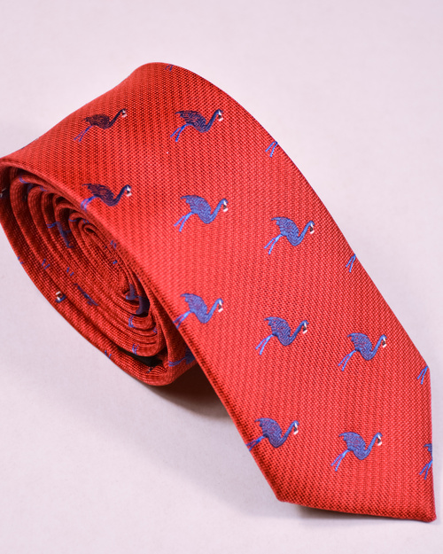 Czerwony krawat grafika z flamingami.