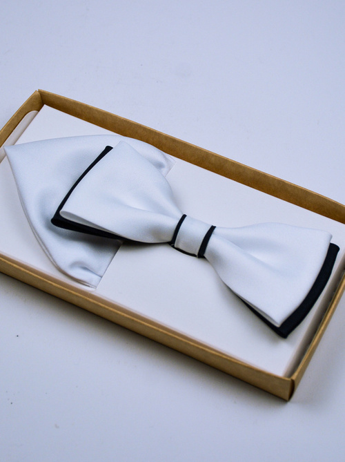 Biało czarna  mucha męska z poszetką gładka jednolita