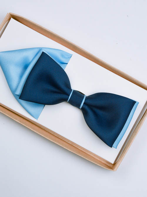 Niebiesko-granatowa mucha męska jednolita gładka z  poszetką 