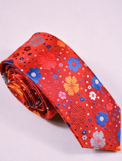 Czerwony krawat z grafiką w kwiaty