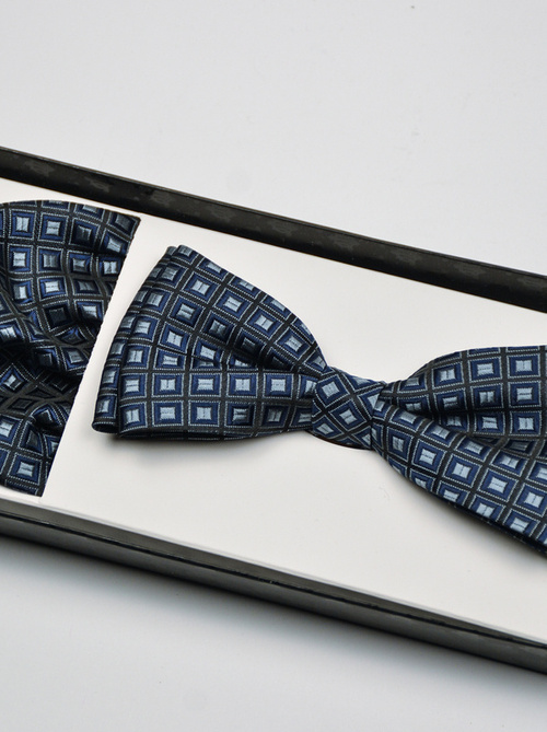 Granatowa mucha męska z poszetką w niebieskie kwadraty