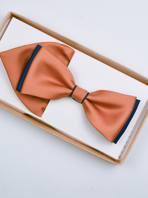 Granatowo-miodowa, pomarańczowa  mucha męska jednolita gładka z  poszetką 